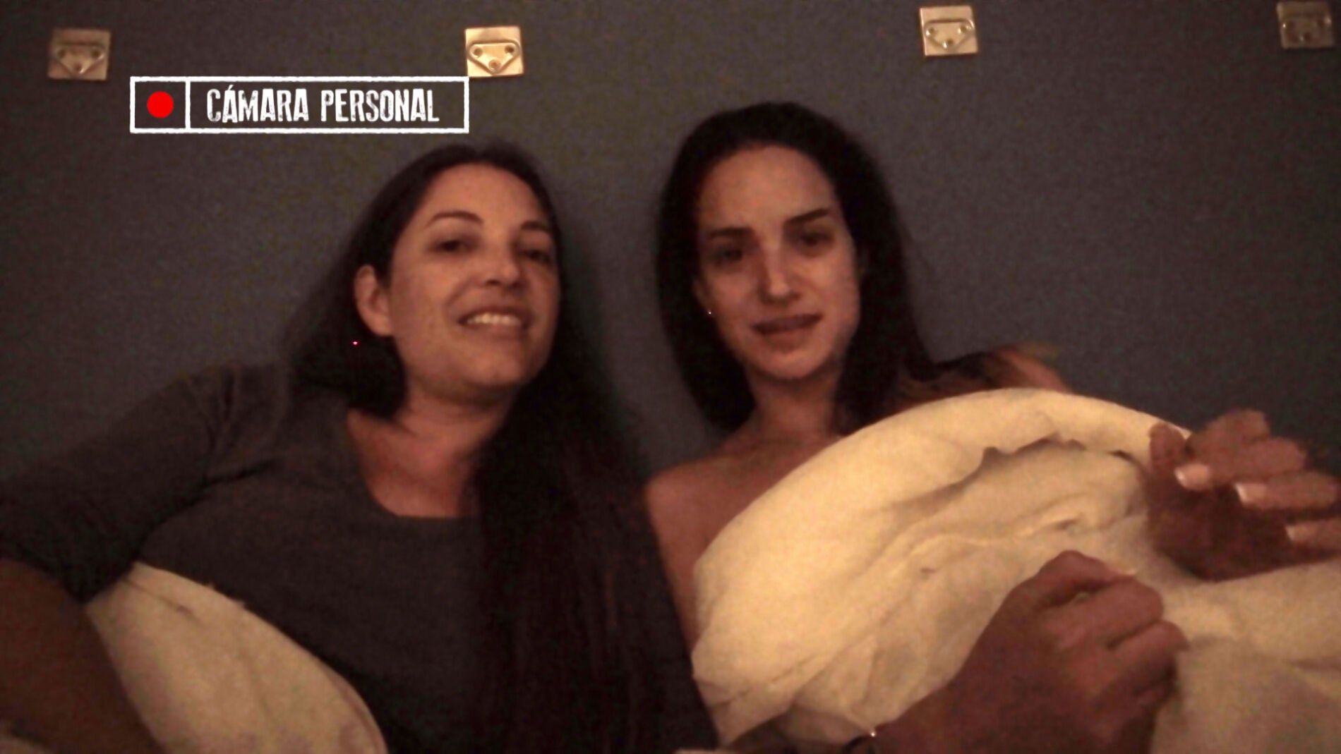 Desiré y Marina van a pedirles champú a sus vecinos para ducharse