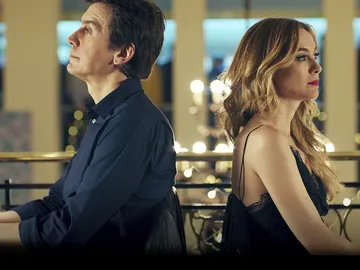 Javier Veiga y Marta Hazas en 'Pequeñas coincidencias' Javier Veiga y Marta Hazas en 'Pequeñas coincidencias'