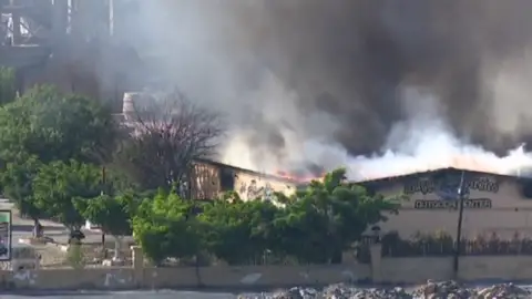 Desalojan el parque acuático de Maspalomas a causa de un incendio Desalojan el parque acuático de Maspalomas a causa de un incendio