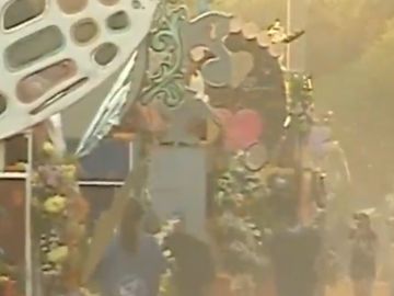Valencia se inunda de clavellones en su tradicional batalla de flores