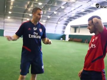 La impagable cara de Dani Ceballos cuando le hablan en inglés durante su primer entrenamiento con el Arsenal