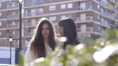 Raquel y Sergio emocionados al ver a sus madres