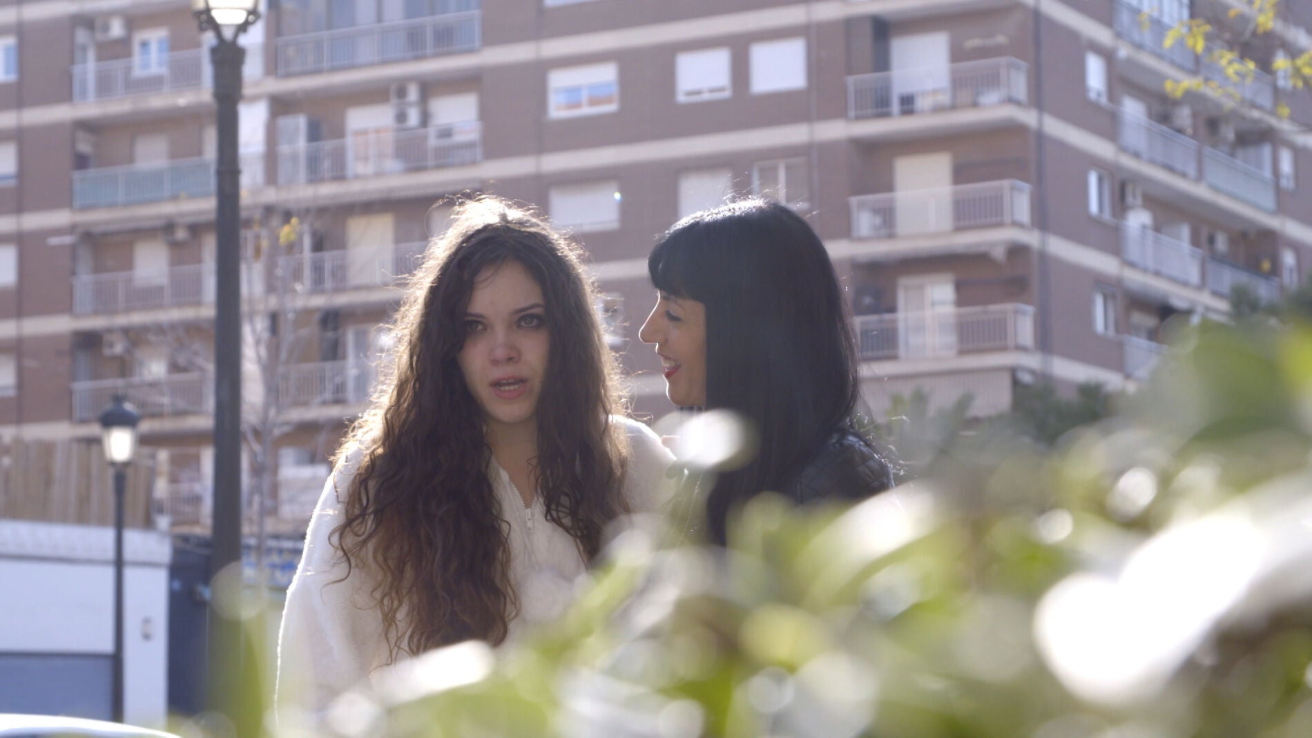 Raquel y Sergio emocionados al ver a sus madres