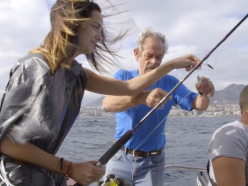 Desiré y Marina aprenden a pescar para tener algo que comer