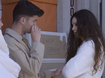 El tenso momento de Raquel, Juanjo y Sergio a la hora de coger los objetos de ‘El contenedor’ El tenso momento de Raquel, Juanjo y Sergio a la hora de coger los objetos de ‘El contenedor’