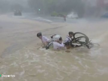 La Vuelta al Penedés obliga a terminar la etapa a pesar de las extremas condiciones meteorológicas: "Estáis locos, me cago en la p***"