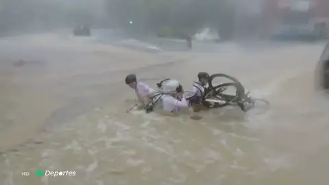 La Vuelta al Penedés obliga a terminar la etapa a pesar de las extremas condiciones meteorológicas: "Estáis locos, me cago en la p***" La Vuelta al Penedés obliga a terminar la etapa a pesar de las extremas condiciones meteorológicas: "Estáis locos, me cago en la p***"