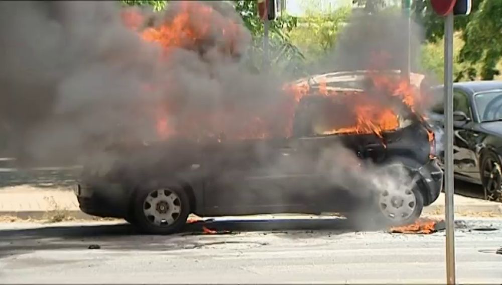 Un padre rescata a su hija de dos años cuando su coche empezó a arder