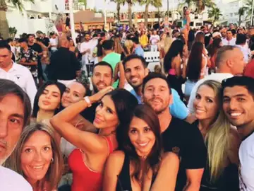 La gran fiesta de Leo Messi, Suárez, Jordi Alba y Fábregas durante sus vacaciones en Ibiza La gran fiesta de Leo Messi, Suárez, Jordi Alba y Fábregas durante sus vacaciones en Ibiza