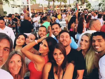La gran fiesta de Leo Messi, Suárez, Jordi Alba y Fábregas durante sus vacaciones en Ibiza La gran fiesta de Leo Messi, Suárez, Jordi Alba y Fábregas durante sus vacaciones en Ibiza