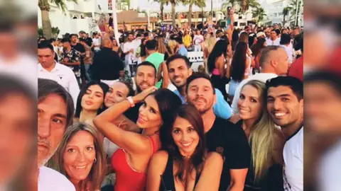 La gran fiesta de Leo Messi, Suárez, Jordi Alba y Fábregas durante sus vacaciones en Ibiza La gran fiesta de Leo Messi, Suárez, Jordi Alba y Fábregas durante sus vacaciones en Ibiza