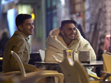 Juanjo, Raquel y Sergio les enseñan a sus amigos cómo es su nuevo estilo de vida