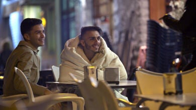 Juanjo, Raquel y Sergio les enseñan a sus amigos cómo es su nuevo estilo de vida