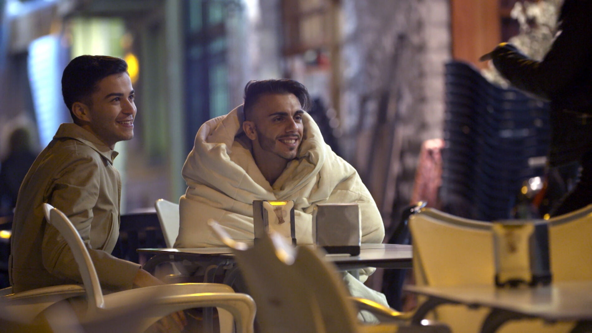 Juanjo, Raquel y Sergio les enseñan a sus amigos cómo es su nuevo estilo de vida