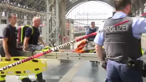 Un niño de ocho años muere tras ser empujado a las vías y atropellado por un tren en Alemanía Un niño de ocho años muere tras ser empujado a las vías y atropellado por un tren en Alemanía