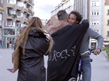 Dani y Lidia reparten abrazos por la calle para coger el tren