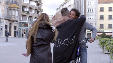 Dani y Lidia reparten abrazos por la calle para coger el tren