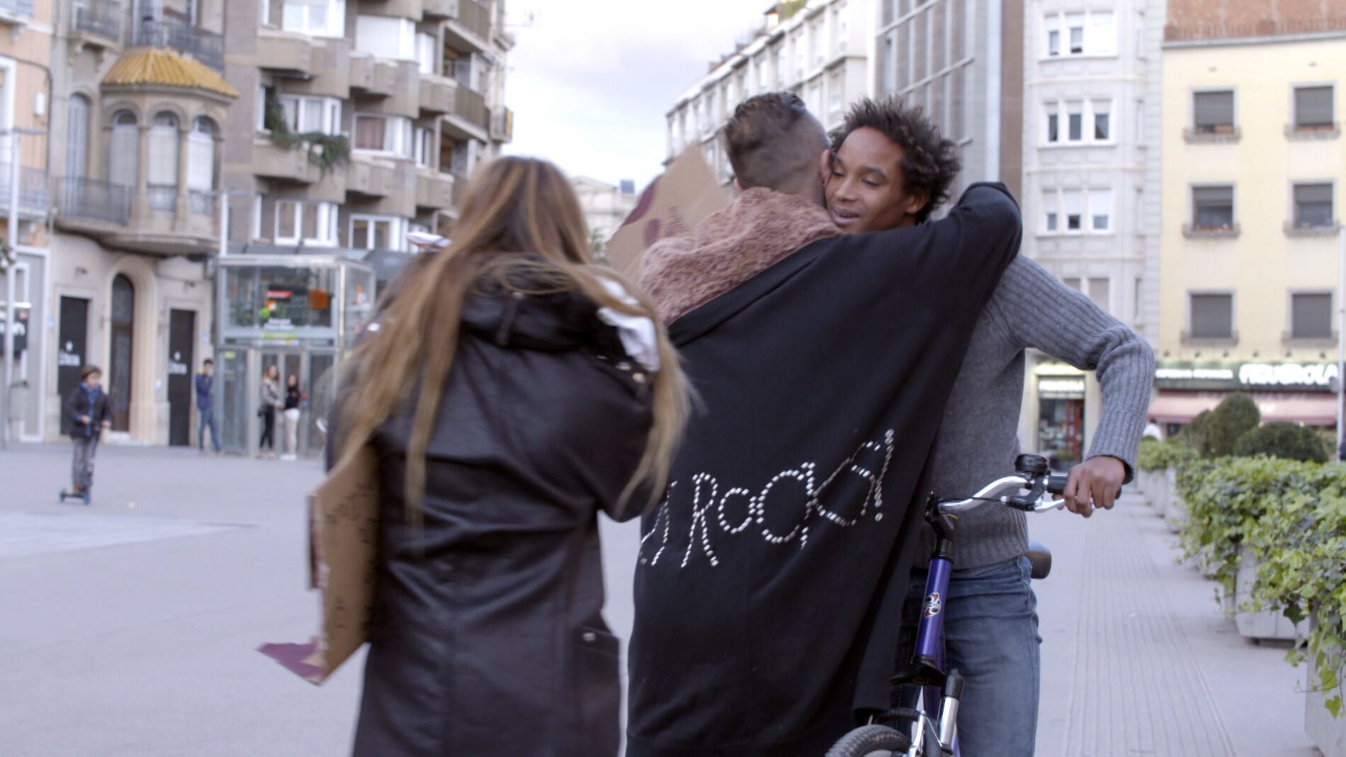 Dani y Lidia reparten abrazos por la calle para coger el tren