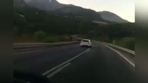 Detienen a un conductor en Cádiz que estaba desplazándose lateralmente entre dos carril Detienen a un conductor en Cádiz que estaba desplazándose lateralmente entre dos carril