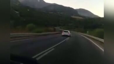 Detienen a un conductor en Cádiz que estaba desplazándose lateralmente entre dos carriles
