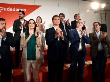 El líder de Ciudadanos, Albert Rivera, con la nueva Ejecutiva del partido