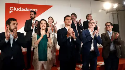 El líder de Ciudadanos, Albert Rivera, con la nueva Ejecutiva del partido El líder de Ciudadanos, Albert Rivera, con la nueva Ejecutiva del partido