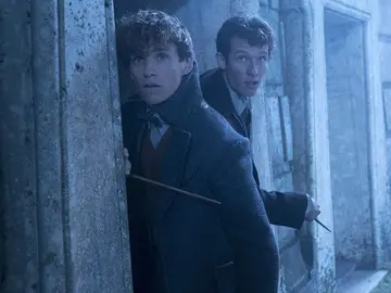 Newt Scamander y Theseus en 'Animales Fantásticos: Los crímenes de Grindelwald' Newt Scamander y Theseus en 'Animales Fantásticos: Los crímenes de Grindelwald'