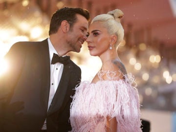 Bradley Cooper y Lady Gaga en la presentación de 'A Star Is Born' en Venecia
