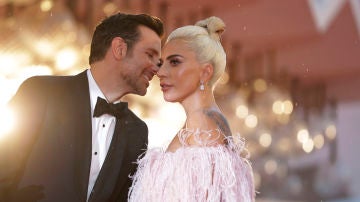 Bradley Cooper y Lady Gaga en la presentación de 'A Star Is Born' en Venecia