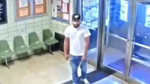 Un hombre accede con un cuchillo a una comisaria Un hombre accede con un cuchillo a una comisaria