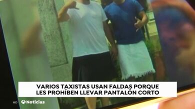 Los taxistas de Vigo se ponen falda contra la prohibición de llevar pantalón corto