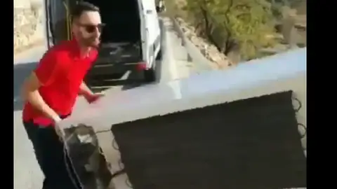 Tira una nevera por un monte Tira una nevera por un monte
