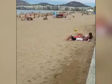 El vídeo viral en la playa de la futbolista Paula Medina: "Yo lo hago como algo normal, común" El vídeo viral en la playa de la futbolista Paula Medina: "Yo lo hago como algo normal, común"