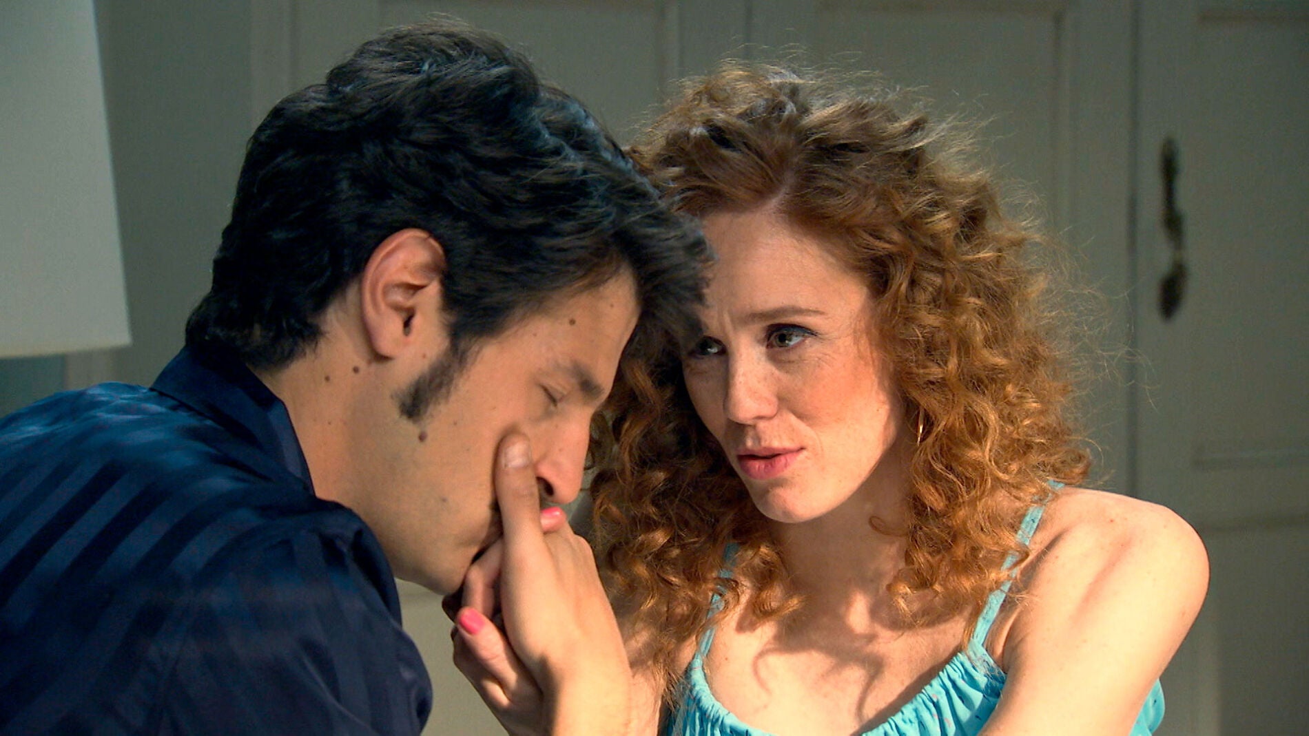 Tras una noche de pasi&oacute;n, el pasado y la realidad vuelve a separar a Ana y Carlos