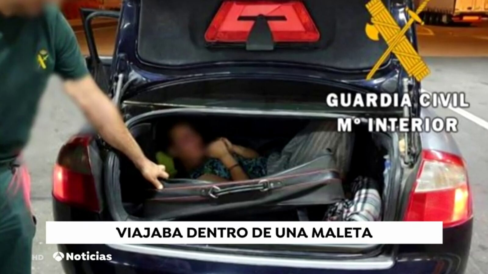 Hallan a una mujer deshidratada dentro de una maleta en el puerto de Almería