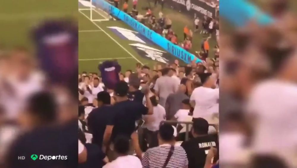 Un hincha huye ante el lanzamiento de objetos por mostrar una camiseta del Barcelona