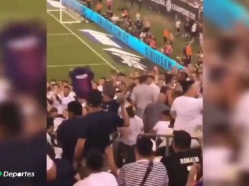 Un hincha huye ante el lanzamiento de objetos por mostrar una camiseta del Barcelona