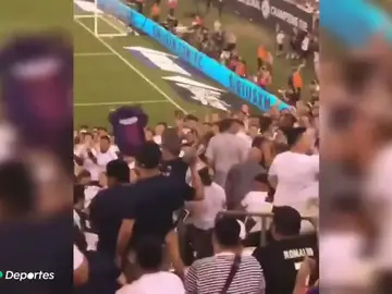 Un hincha huye ante el lanzamiento de objetos por mostrar una camiseta del Barcelona Un hincha huye ante el lanzamiento de objetos por mostrar una camiseta del Barcelona