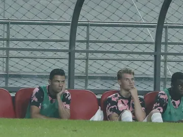 Cristiano Ronaldo junto a sus compañeros en el banquillo durante el partido en Corea Cristiano Ronaldo junto a sus compañeros en el banquillo durante el partido en Corea