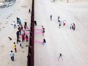 Instalan varios columpios en la frontera entre EEUU y México para que los niños jueguen