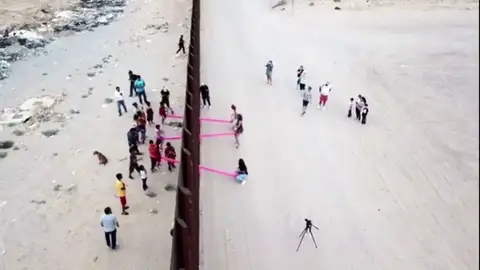 Instalan varios columpios en la frontera entre EEUU y México para que los niños jueguen Instalan varios columpios en la frontera entre EEUU y México para que los niños jueguen