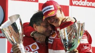Todt y Schumacher se abrazan despu&eacute;s de una carrera
