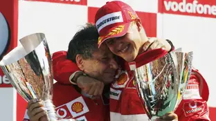 Todt y Schumacher se abrazan después de una carrera Todt y Schumacher se abrazan después de una carrera