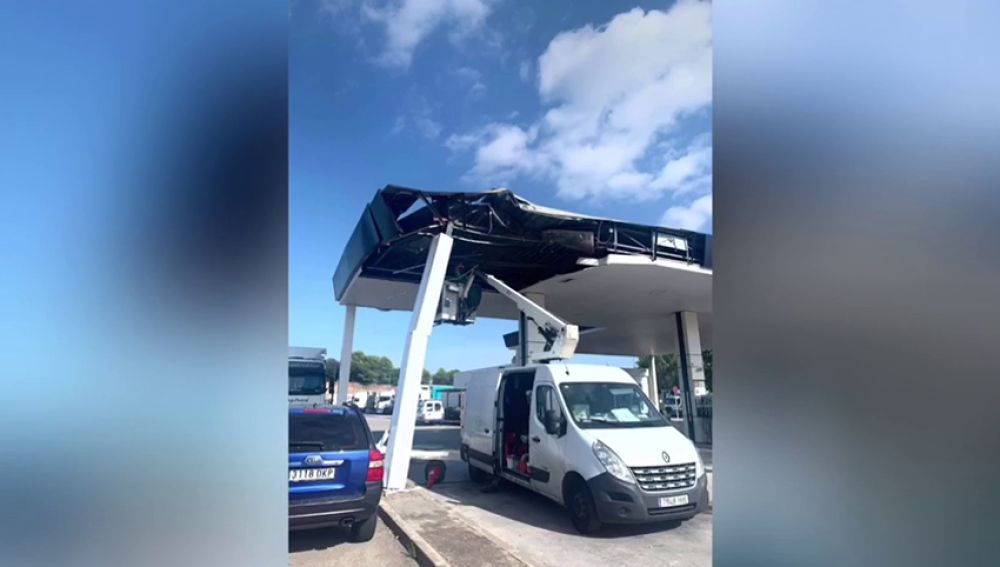 Un camión se empotra en una gasolinera de Barcelona