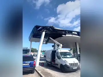 Un camión se empotra en una gasolinera de Barcelona Un camión se empotra en una gasolinera de Barcelona
