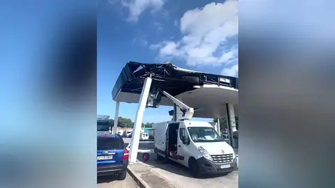 Un camión se empotra en una gasolinera de Barcelona Un camión se empotra en una gasolinera de Barcelona