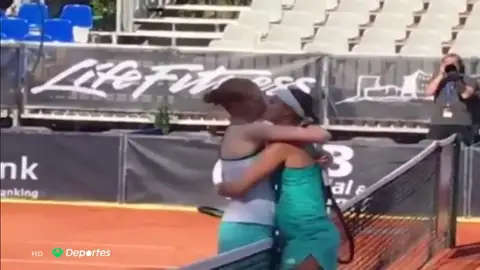 El especial beso de Van Uytvanck y Minnen: Rivales dentro de la pista, parejas fuera El especial beso de Van Uytvanck y Minnen: Rivales dentro de la pista, parejas fuera