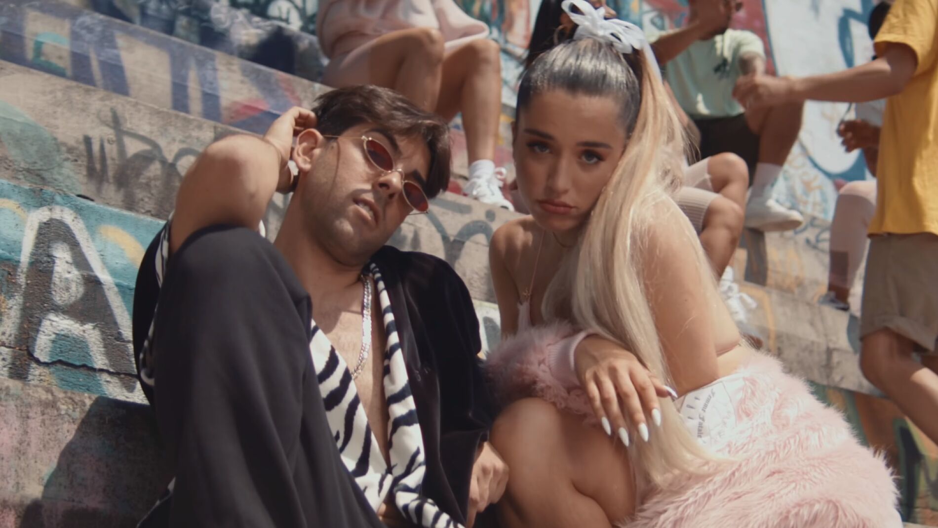 Don Patricio y Lola Índigo en el videoclip de 'Lola Bunny'