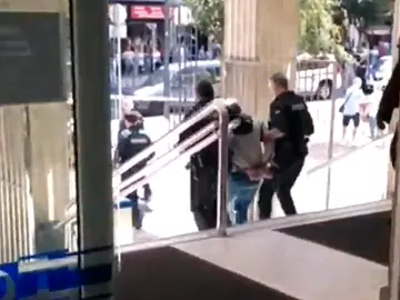 Arrestado tras encerrarse con un cuchillo en un ambulatorio Arrestado tras encerrarse con un cuchillo en un ambulatorio