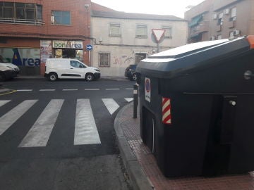CONTENEDOR BASURA MAL COLOCADO EN PASO DE CEBRA
